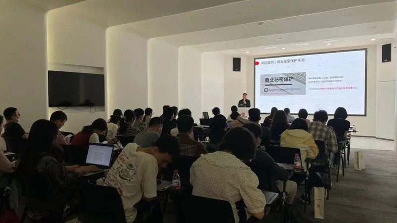 名称核准通过后，需提交以下材料：